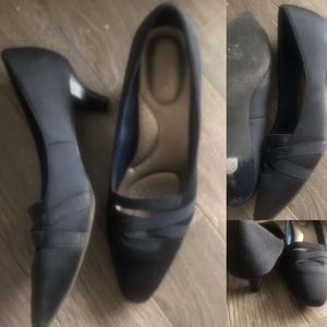 ⭐️SALE⭐️Navy blue kitten heels with strappy accents 7